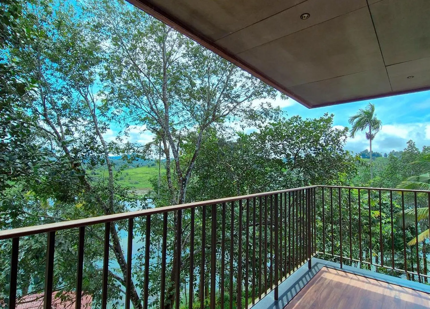 Sterling Lontano Waterfront Wayanad Hotel Meppadi Resort