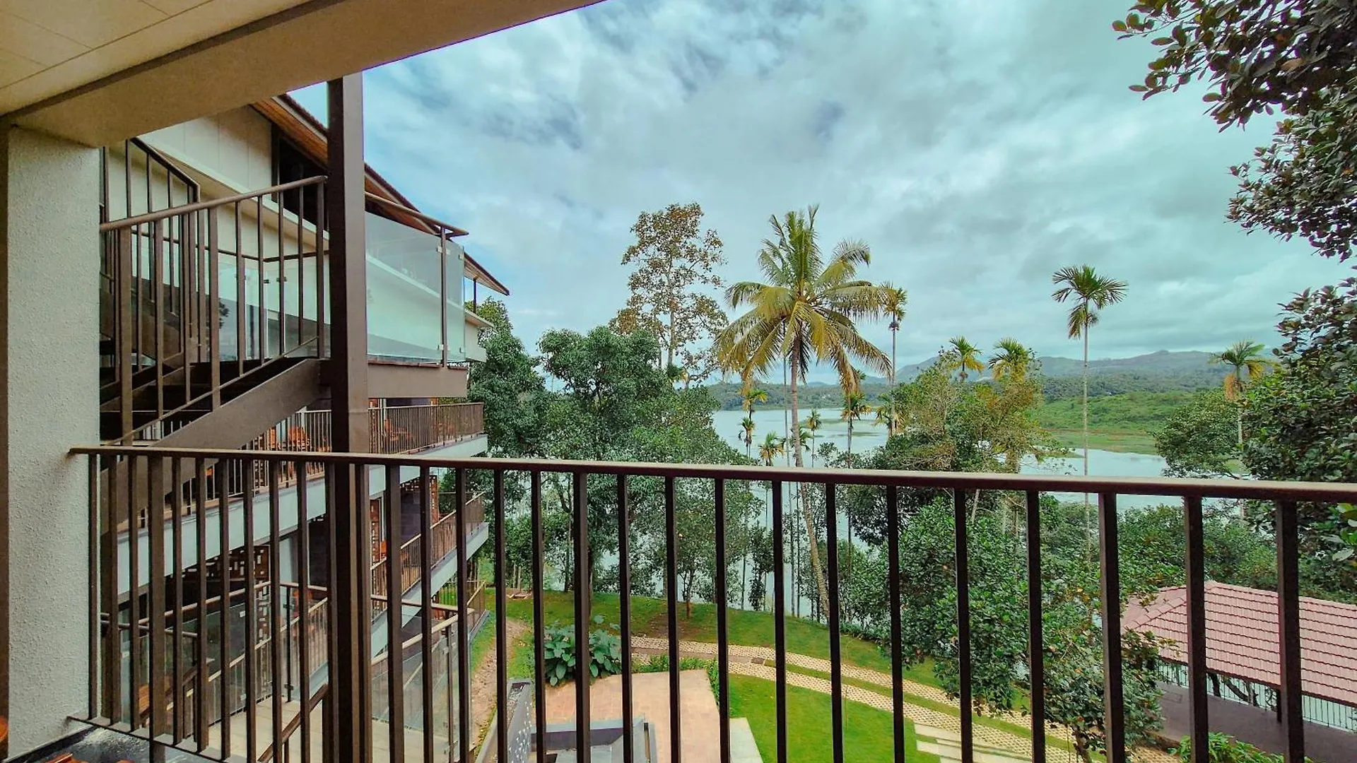 Sterling Lontano Waterfront Wayanad Hotel Meppadi